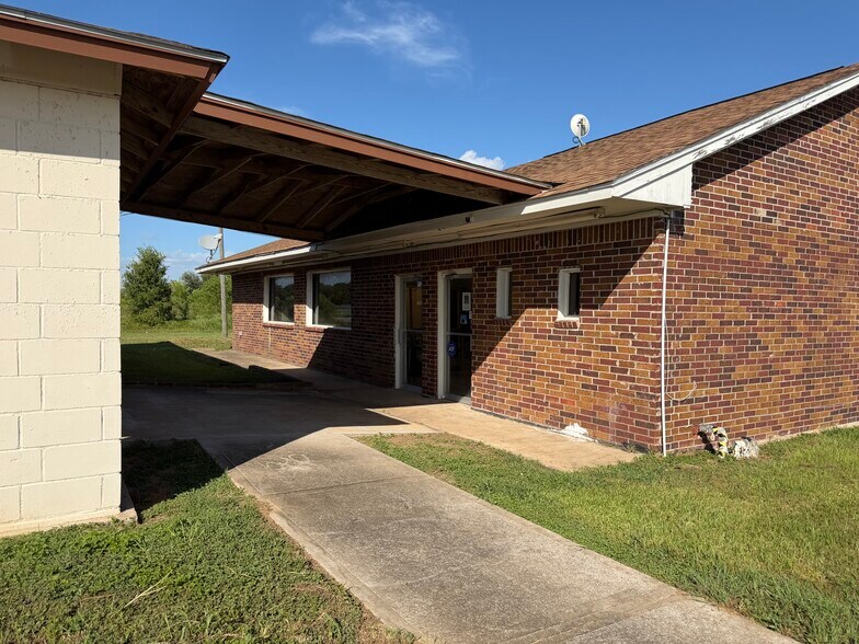 More Photos Of 111 County Road 227, East Bernard Freestanding For Lease