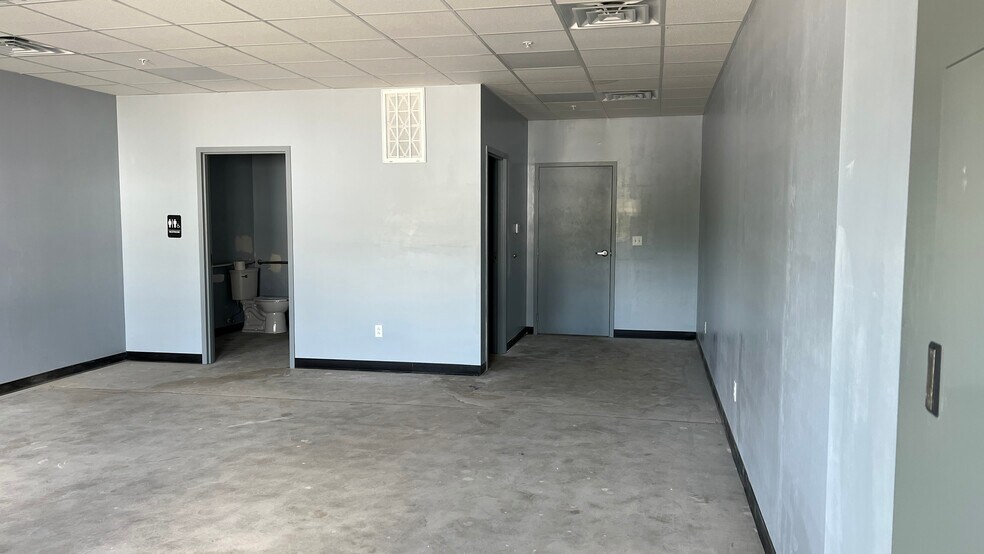 More Photos Of 224 N Stewart Ave, Springfield Warehouse For Lease