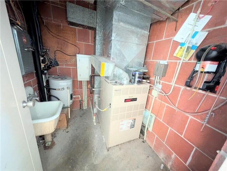 More Photos Of 910 New York St, Humboldt Freestanding For Sale