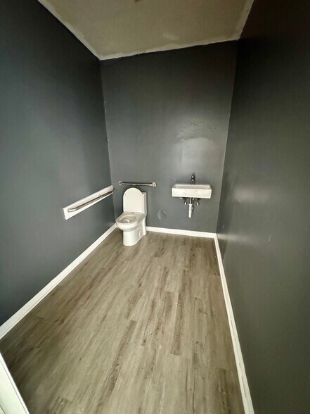 More Photos Of 133 E Parris Ave, High Point Freestanding For Lease