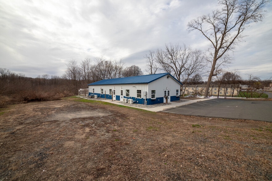 More Photos Of 102 Grove St, Chicopee Veterinarian Kennel For Sale