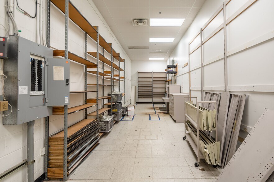 More Photos Of 4276 Lakeville Rd, Geneseo Unknown For Lease