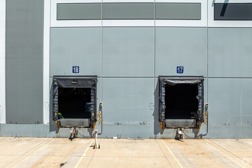 More Photos Of 4101 Olympic Blvd, Joliet Distribution For Lease