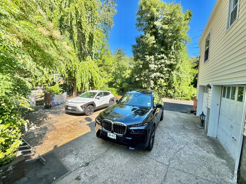 More Photos Of 329 Deer Park Rd, Dix Hills General Retail For Sale