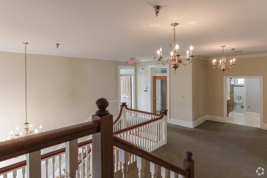 More Photos Of 604 S King St, Leesburg Office For Sale