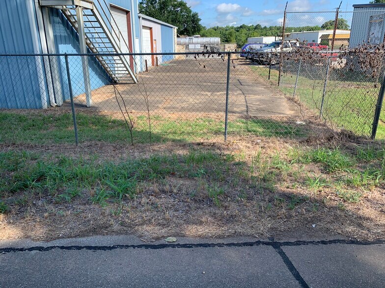 More Photos Of 5424 W Oak St, Palestine Showroom For Lease