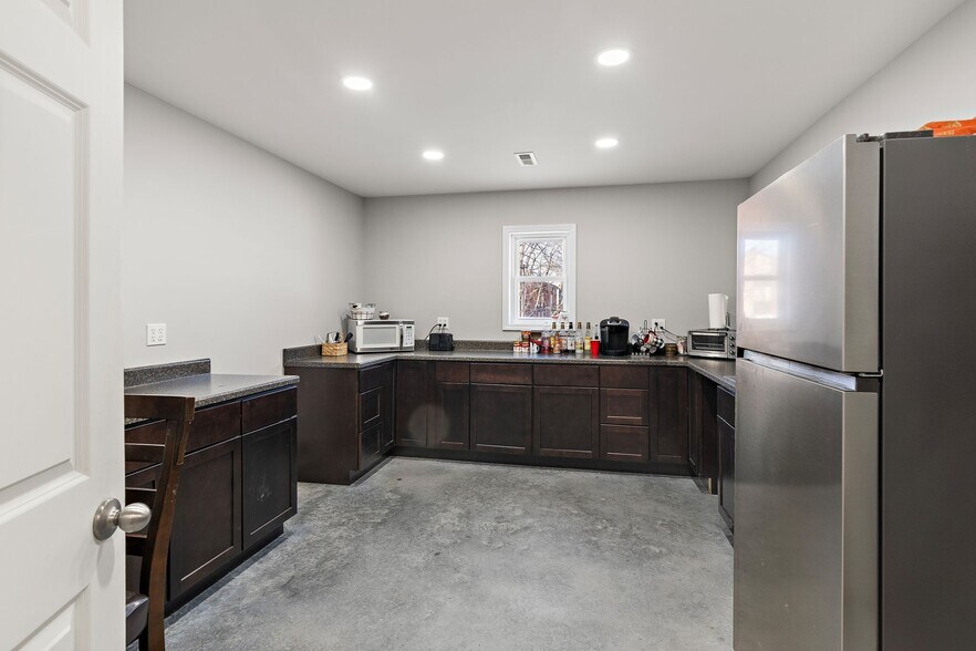 More Photos Of 121 N Folger St, Carrollton Office For Sale