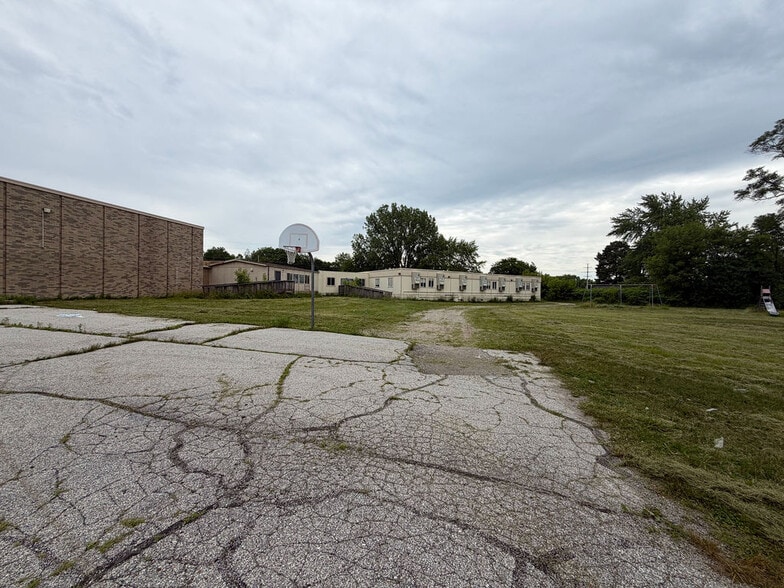 More Photos Of 1944 Iowa Ave, Saginaw Flex For Sale