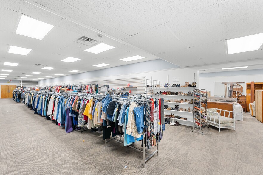 More Photos Of 6 Television Cir, Savannah Freestanding For Lease