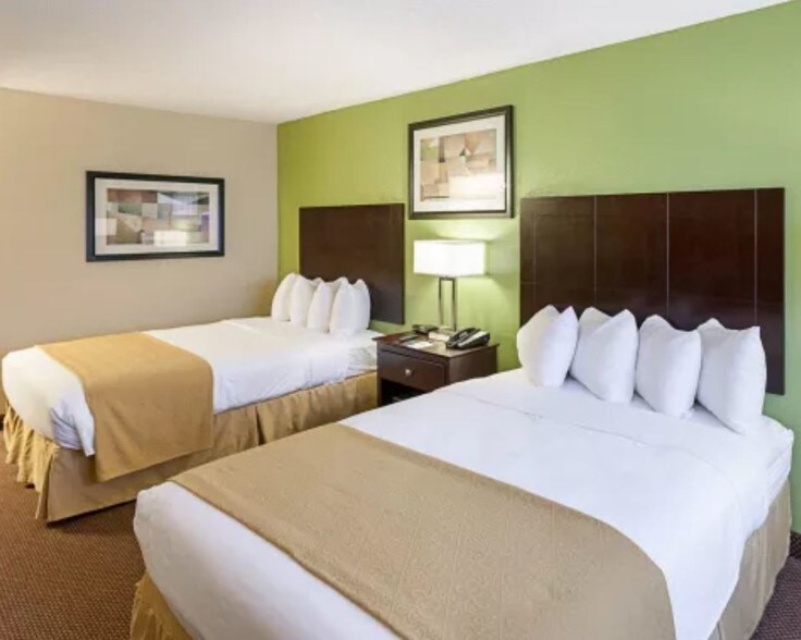 More Photos Of 2008 Avenue F NW, Childress Hotel For Sale