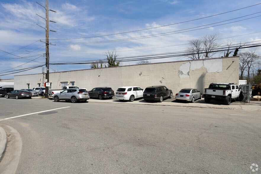 More Photos Of 59 Hempstead Gardens Dr, West Hempstead Warehouse For Lease