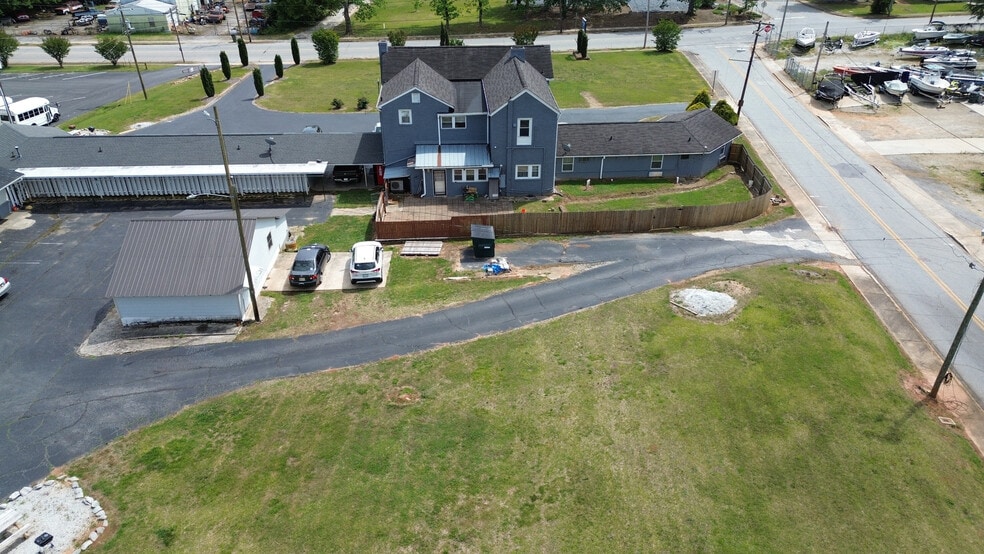 More Photos Of 901 E Main St, Walhalla Hotel For Sale