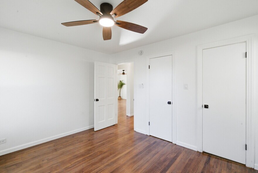 More Photos Of 112 W Akard St, Weatherford Flex For Sale