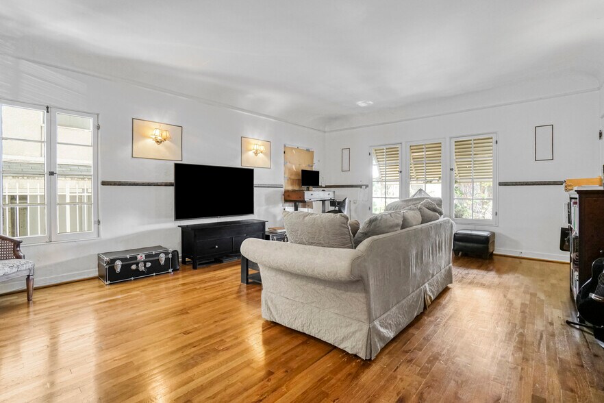More Photos Of 7063 Lanewood Ave, Los Angeles Apartments For Sale