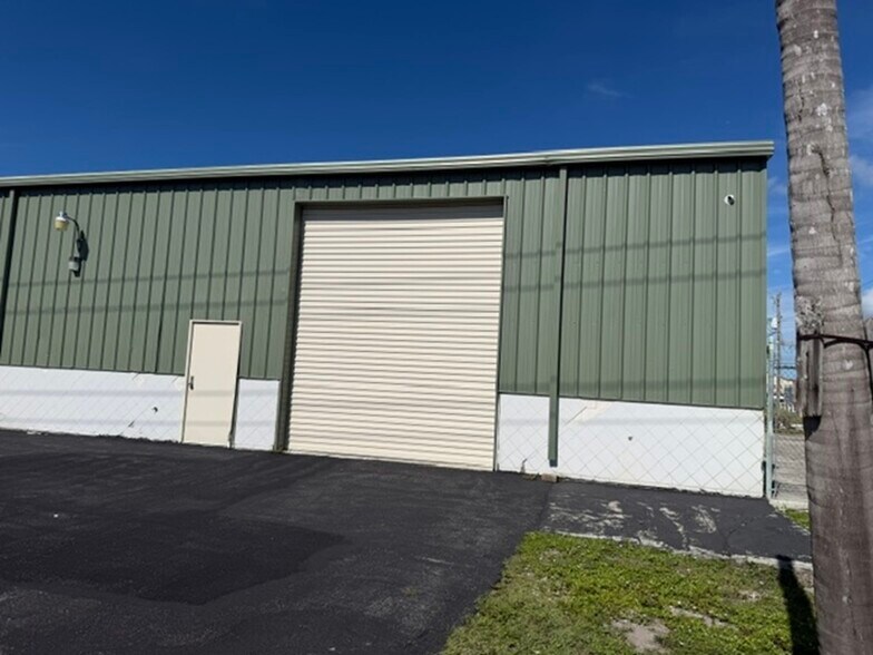 More Photos Of 1613 SE 15th Ter, Cape Coral Warehouse For Lease