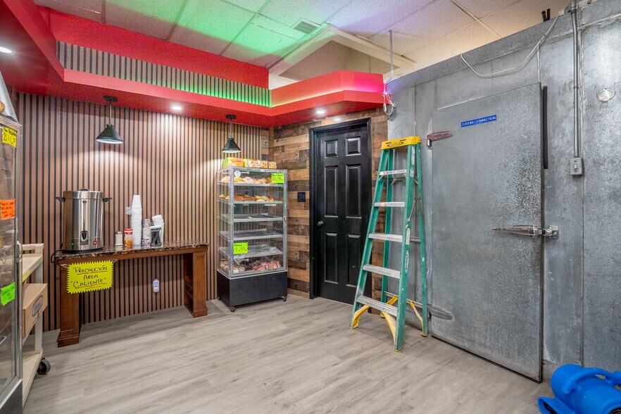 More Photos Of 4907 Maplewood Ave, Los Angeles Freestanding For Sale