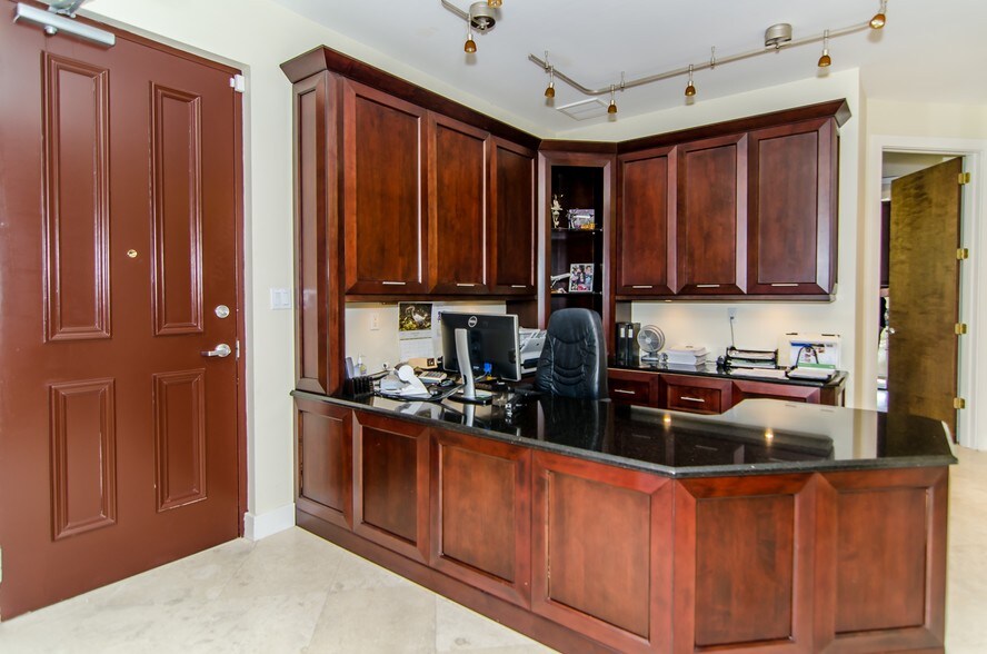 More Photos Of 862-868 102nd Ave N, Naples Office For Sale