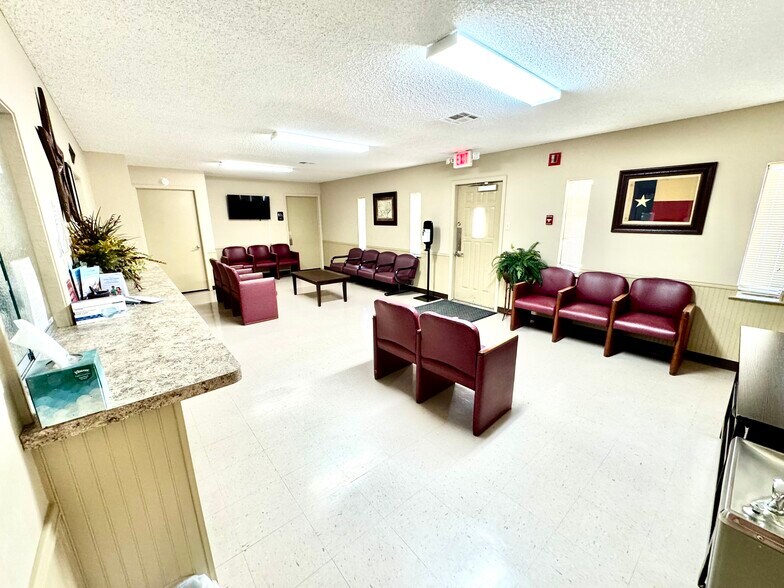 More Photos Of 101 Anthony Dr, Teague Medical For Sale