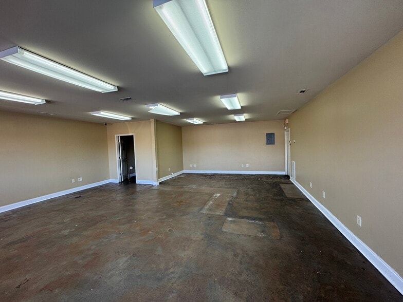 More Photos Of 1109 Jennings Ave, Seneca Flex For Lease