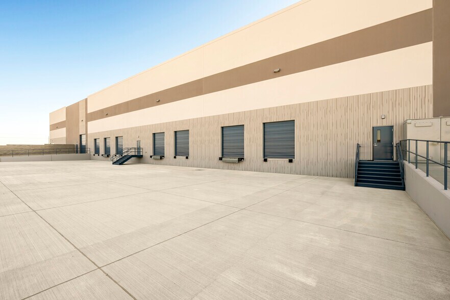 More Photos Of 725 N Eliseo C. Felix Jr Way, Avondale Warehouse For Lease