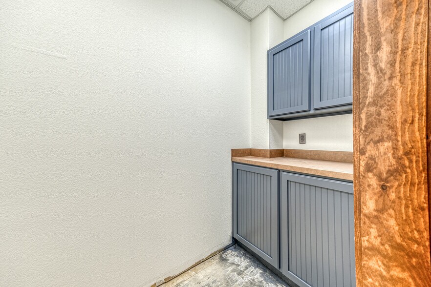 More Photos Of 1916 Martin Dr, Weatherford Office For Lease