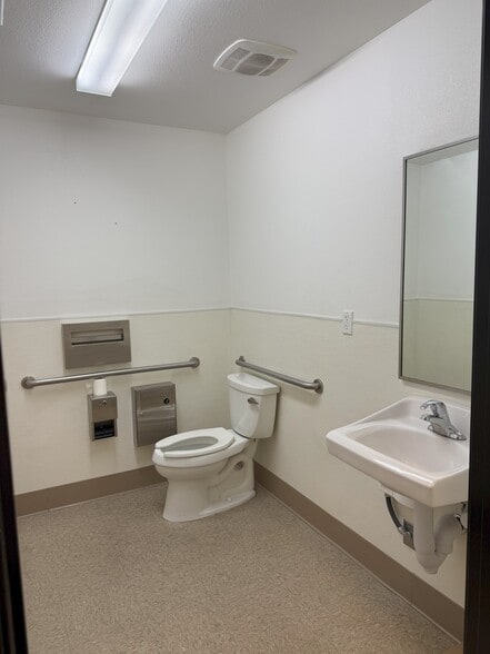 More Photos Of 901 Crossley Rd, Palm Springs Unknown For Lease