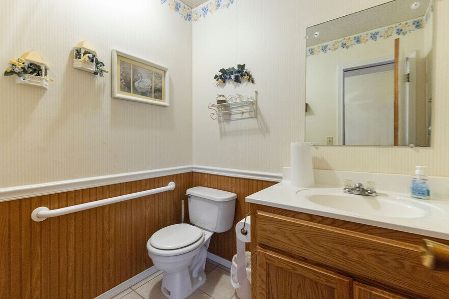 More Photos Of 58225 US-60, Fairland General Retail For Sale