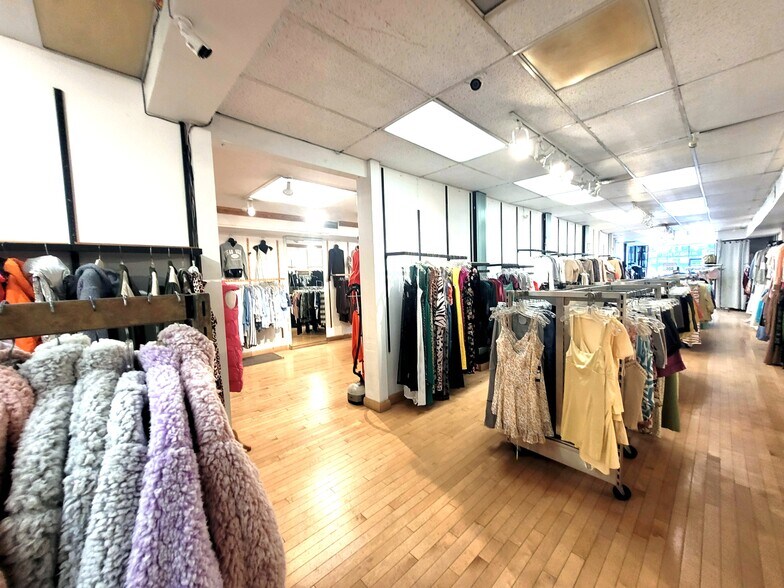 More Photos Of 5325 Ch. Queen Mary, Montréal General Retail For Lease
