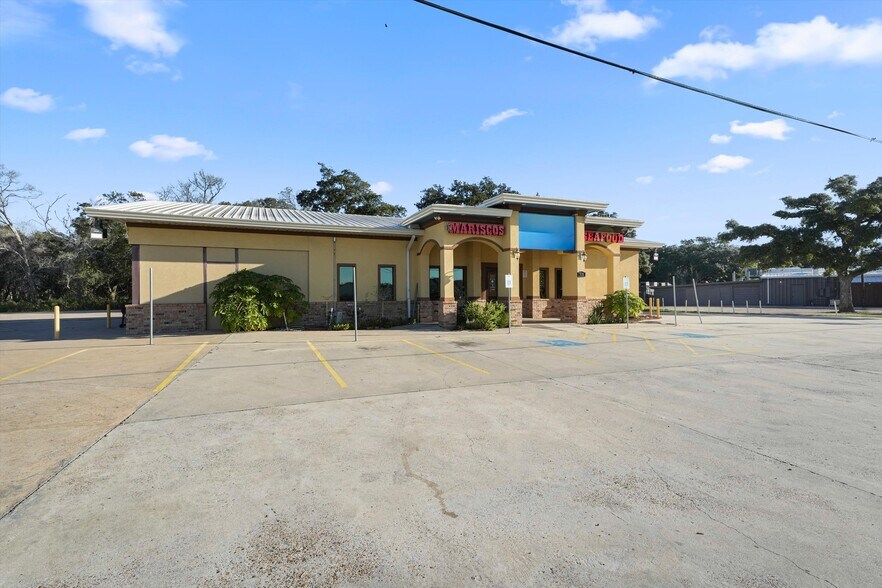 More Photos Of 918 W Plantation Dr, Clute Restaurant For Sale