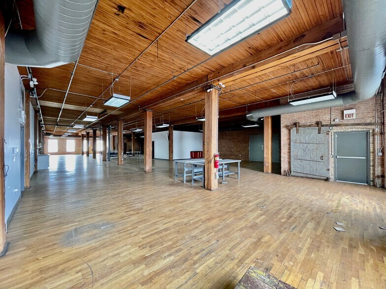 More Photos Of 344 N Ogden Ave, Chicago Loft Creative Space For Lease