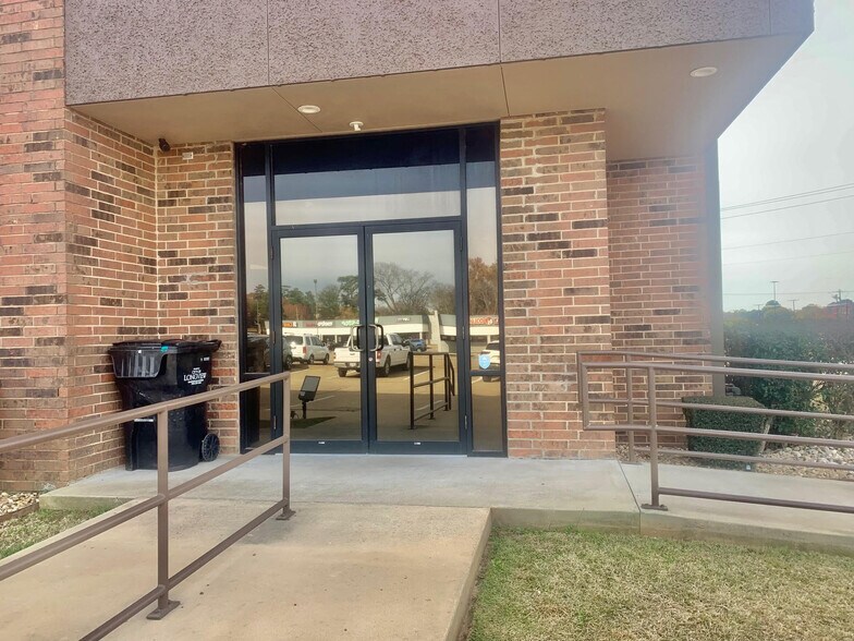 More Photos Of 2440 S High St, Longview Office For Lease