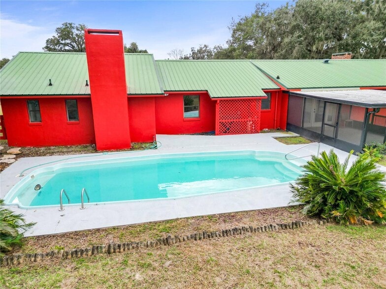 More Photos Of 274 W Kings Hwy, Center Hill Flex For Sale