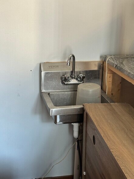 More Photos Of 200 N Main St, Buda Freestanding For Lease