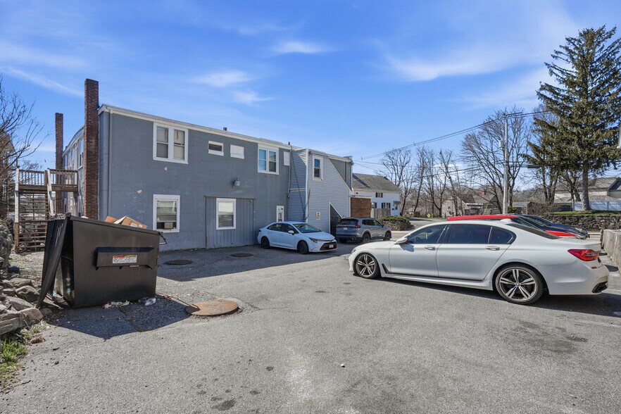 More Photos Of 632 Fall River Ave, Seekonk Apartments For Sale