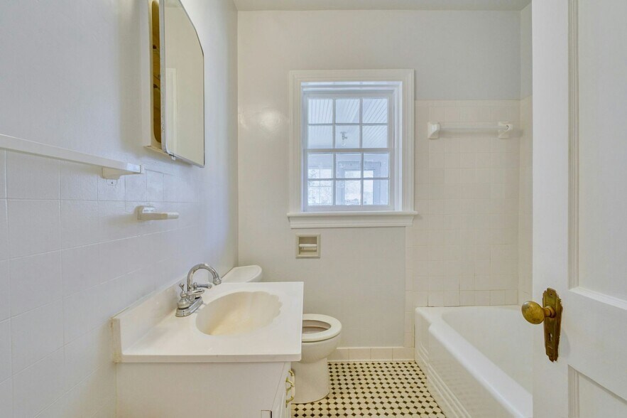 More Photos Of 121 N Hatcher Ave, Purcellville Office For Sale