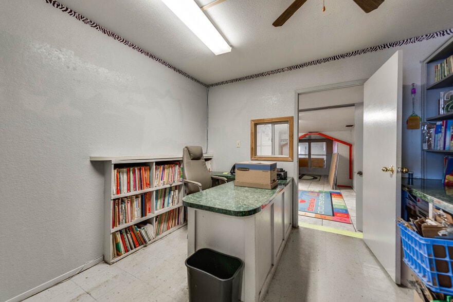 More Photos Of 1005 Austin St, Midland Storefront For Sale