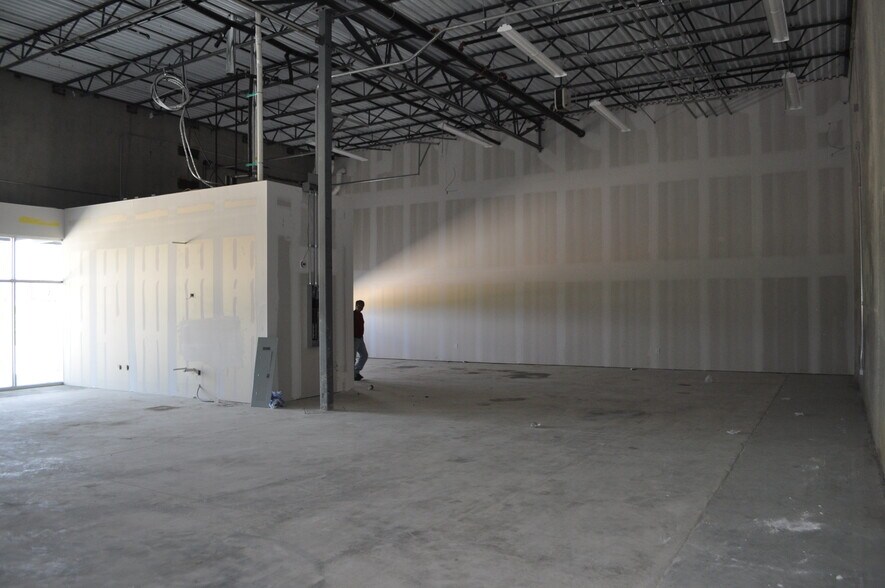 More Photos Of 550 W Round Grove Rd, Lewisville Showroom For Lease