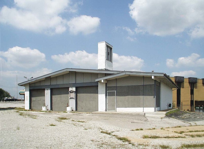 More Photos Of 7201 Natural Bridge Rd, Normandy Freestanding For Lease