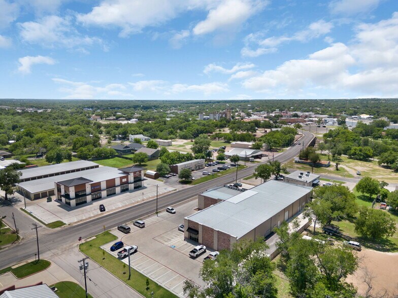 More Photos Of 1009 E 4th St, Lampasas Storefront For Lease