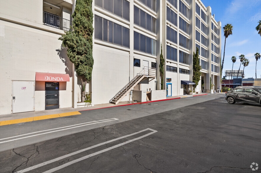 More Photos Of 15720 Ventura Blvd, Encino Office For Lease