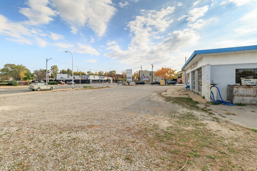 More Photos Of 1005 N Main St, Royal Oak Service Station For Sale
