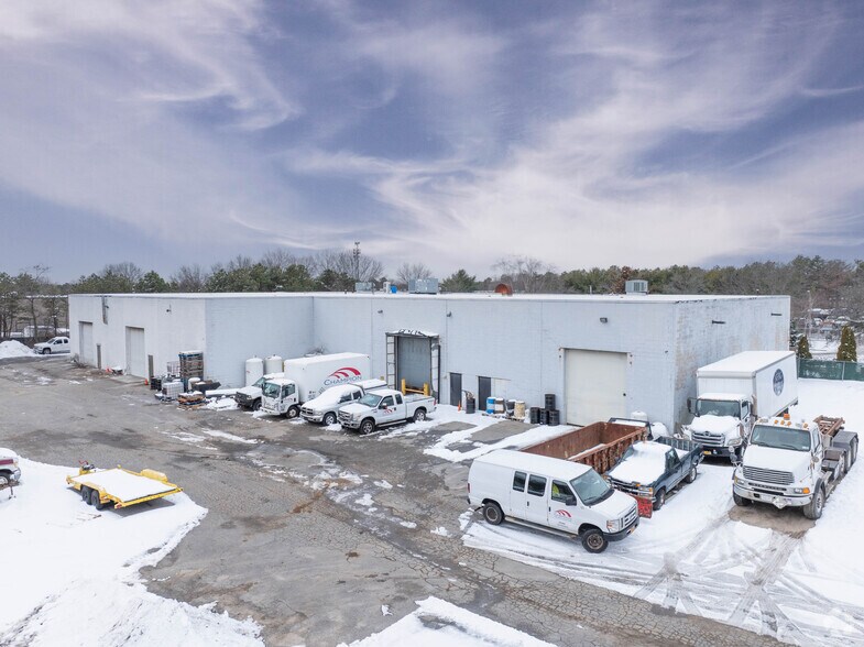 More Photos Of 17 Old Dock Rd, Yaphank Manufacturing For Lease