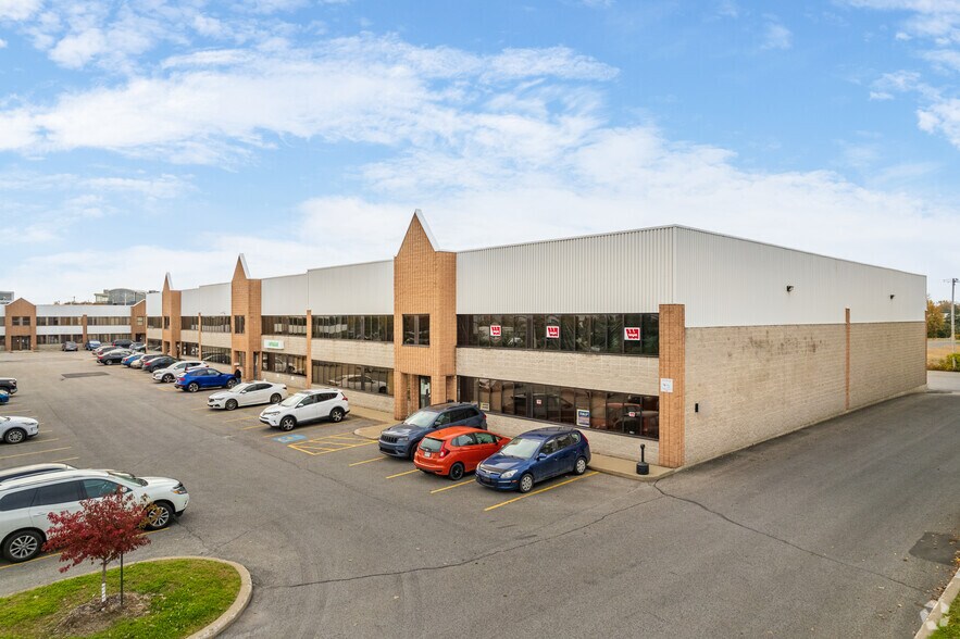 More Photos Of 784-818 Boul Guimond, Longueuil Warehouse For Lease