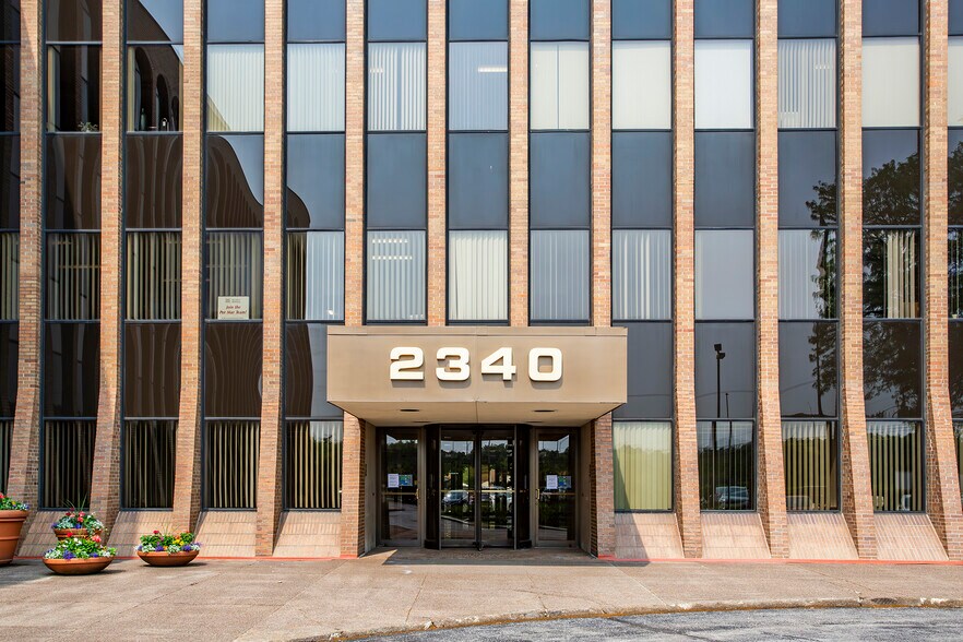 More Photos Of 2340 S River Rd, Des Plaines Office For Lease