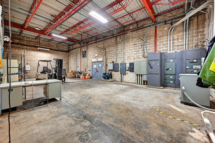 More Photos Of 100 Chamber Plz, Charleroi Supermarket For Lease