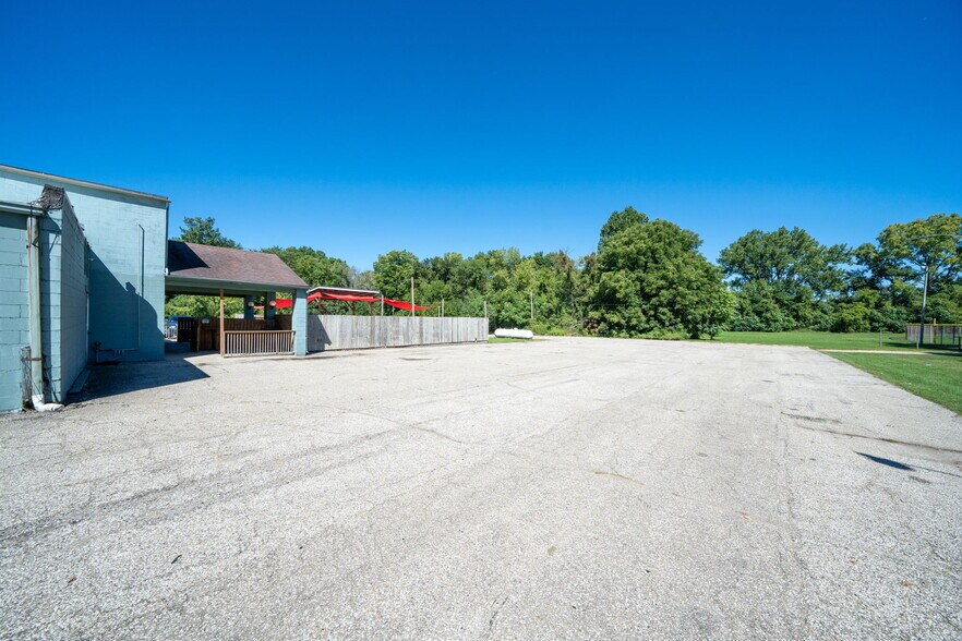 More Photos Of 18089 W State St, Vandalia General Retail For Sale