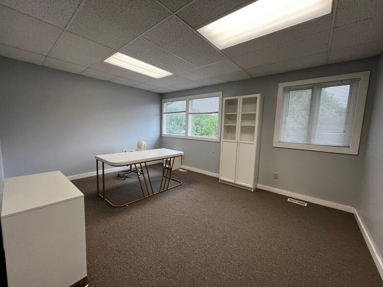 More Photos Of 1000 Ohio Pike, Cincinnati Office For Lease