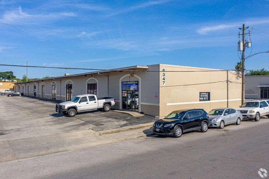 More Photos Of 6301-6335 Ashcroft Dr, Houston Showroom For Lease