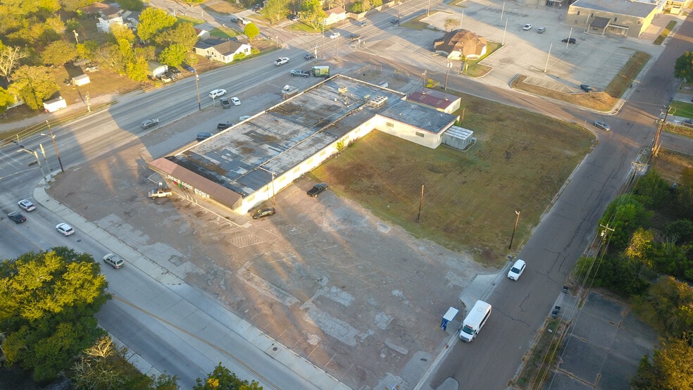 More Photos Of 1302 E Crestwood Dr, Victoria Storefront For Sale