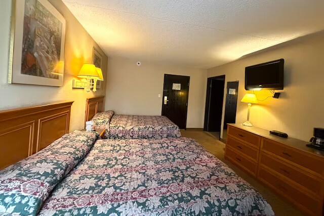 More Photos Of 606 E Lincoln Blvd, Hesston Hotel For Sale